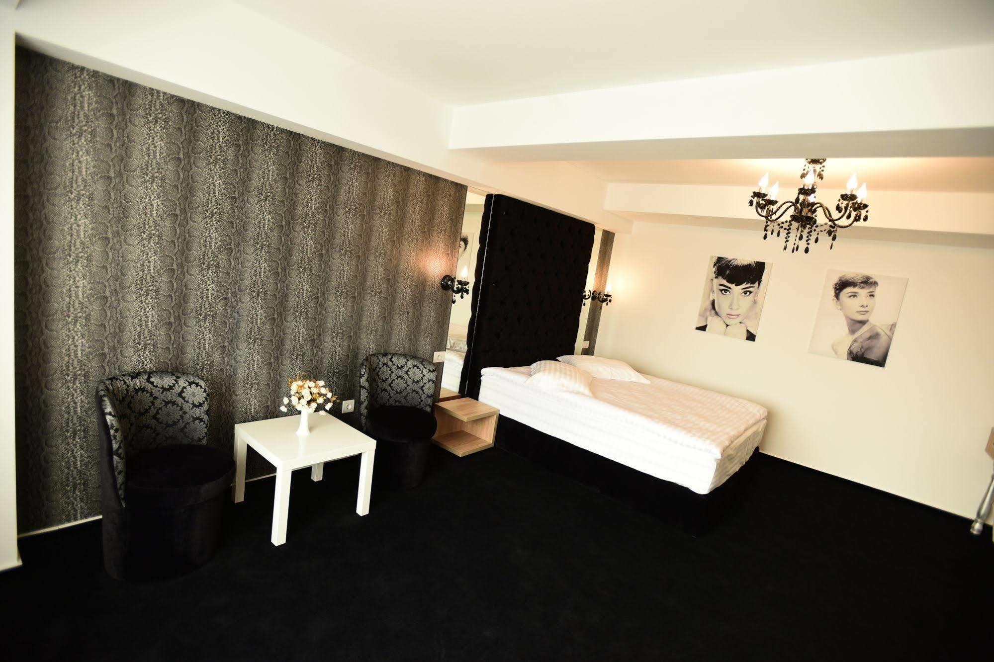 La Rocca Boutique Hotel كرايوفا المظهر الخارجي الصورة